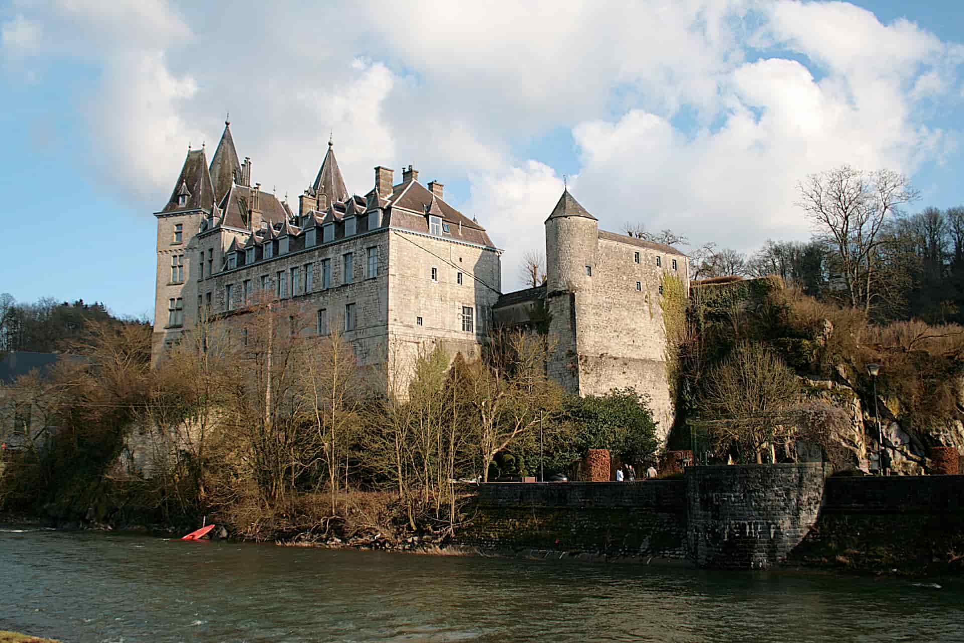 Durbuy (Belgique), château des comtes d'Ursel et murailles d'enceinte de la ville longeant l'Ourthe.