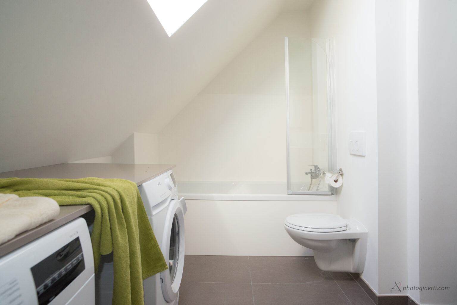 Salle de bain avec machines à laver et séchoir